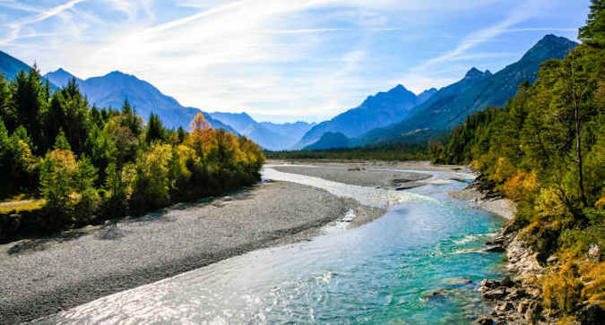 Fluss und Berge